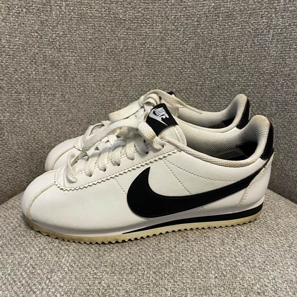 NIKE CORTEZ- youth sneakers in a classic white and black colorway. Size 5